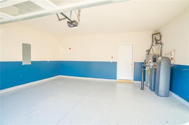 Building Photo - 1060 Sunny Lk Dr