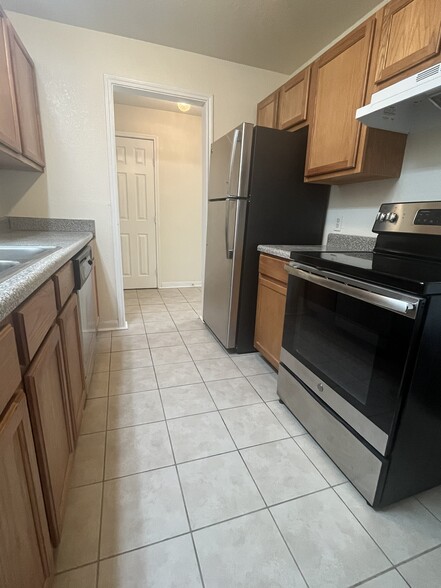 Building Photo - 1955 Camelot St