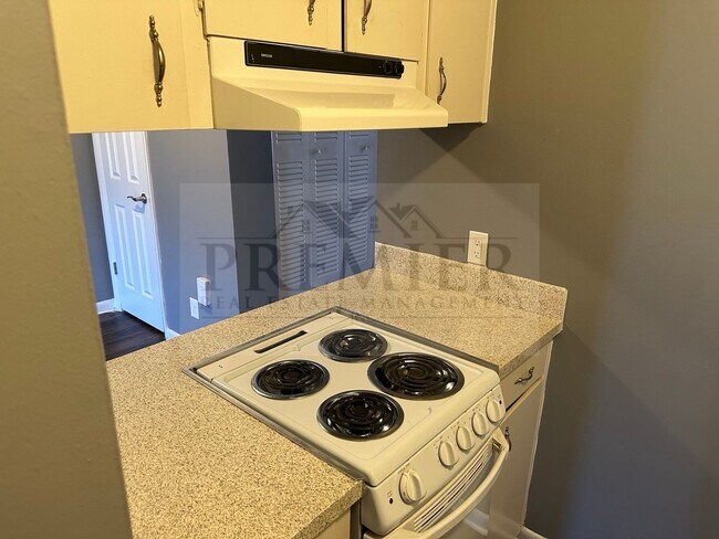 Building Photo - Updated 1 bed / 1 bath apartment - 60 West...
