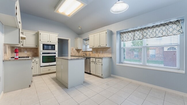 Building Photo - 525 Mustang Ridge Dr