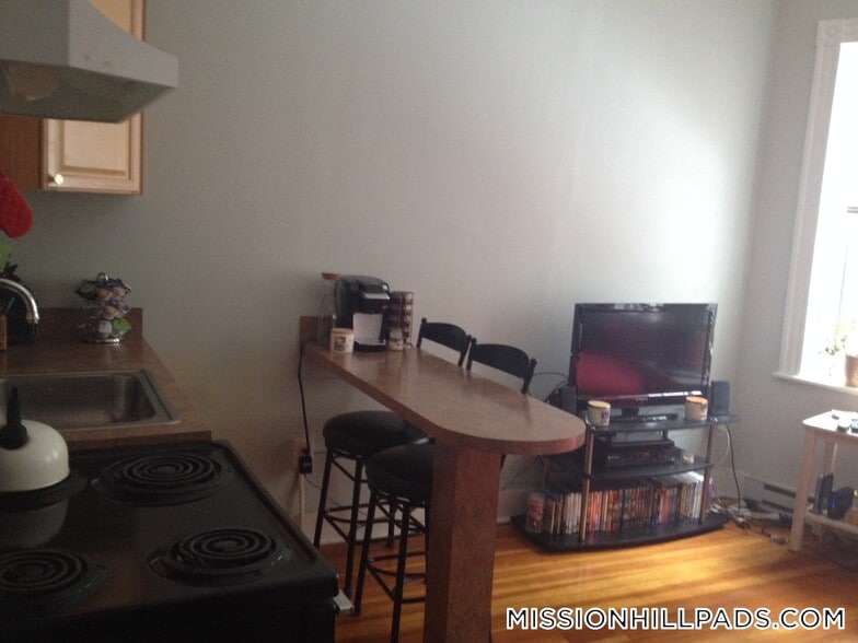 Building Photo - 883 Huntington Ave