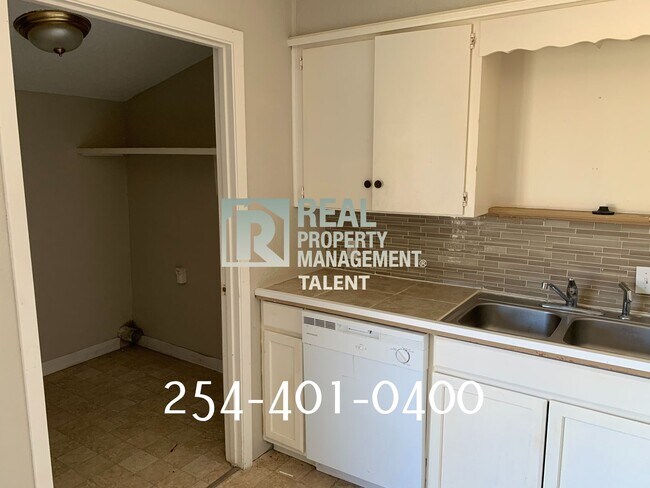 Building Photo - 2214 Saulsbury Dr