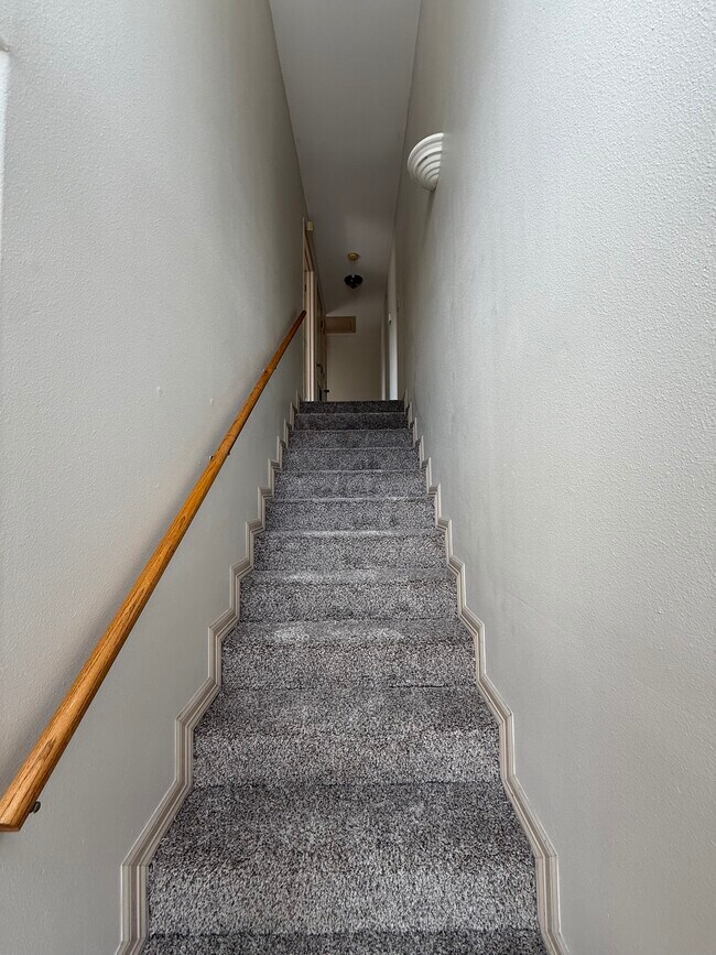 Building Photo - 1502 W Kiwi