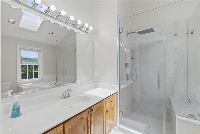 Building Photo - Welcome home to this beautifully updated and move-in-ready 3-bedroom, 3.5-bath townhouse