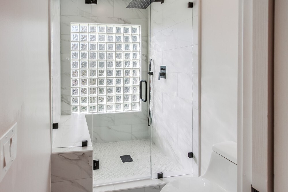 Primary Shower - 1278 Avenida Miguel