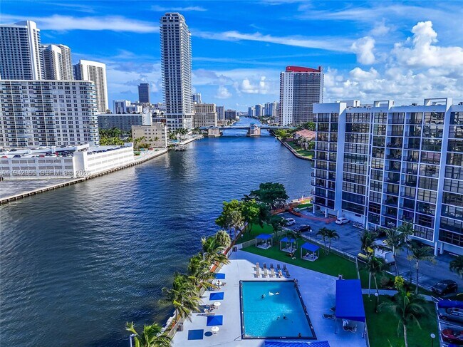 Building Photo - 200 Leslie Dr