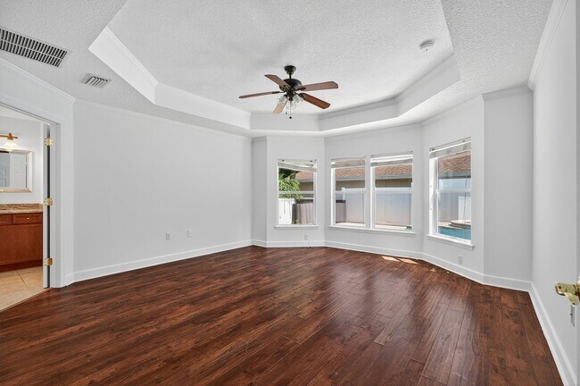Building Photo - Gated Community!