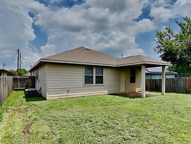 Building Photo - 2324 Shady Tree Ln