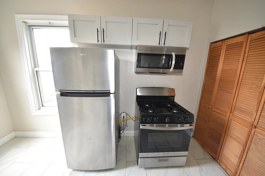 Building Photo - 746 Columbia St