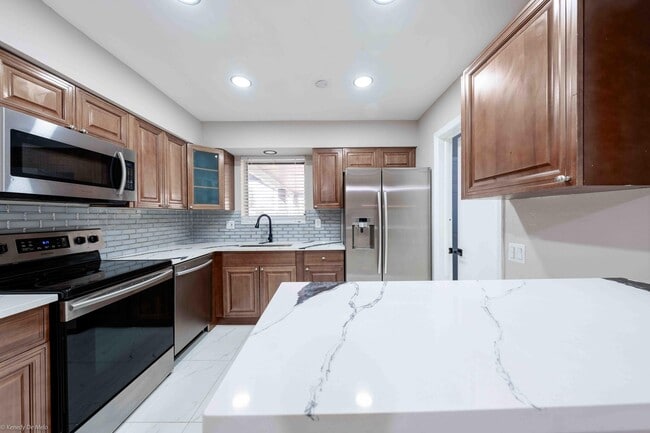 Building Photo - 120 SW 29th Terrace