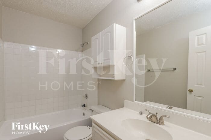 Building Photo - 701 Long Hill Ct