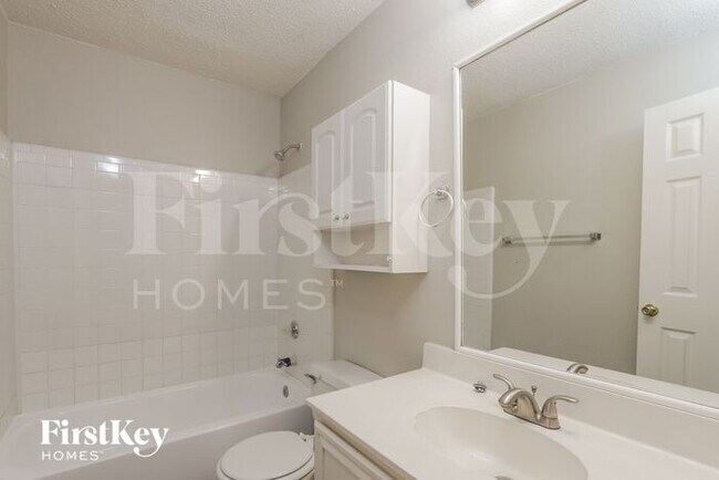 Building Photo - 701 Long Hill Ct