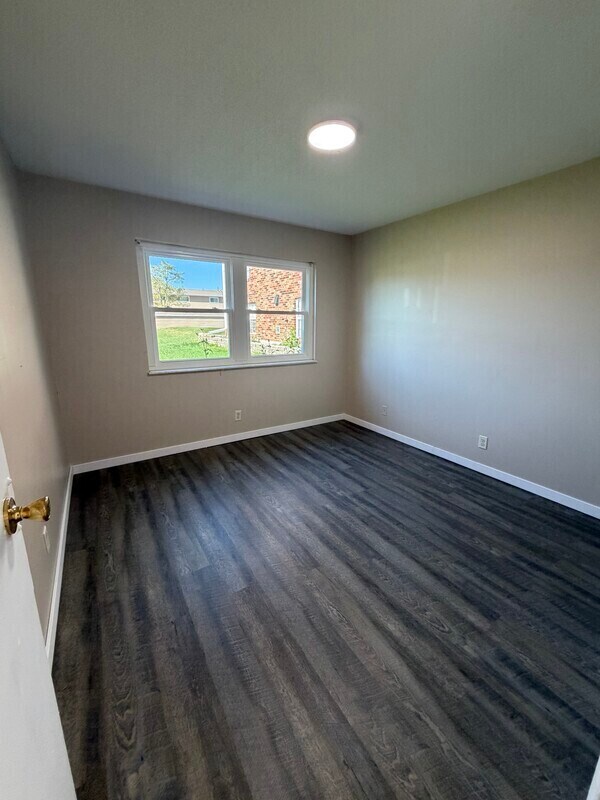 Building Photo - 1450 Meadowview Dr