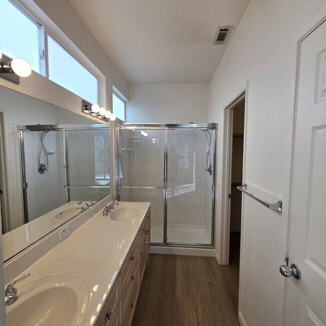 Building Photo - Clayton Single Story 3bd/2ba - Bright open living w/new flooring