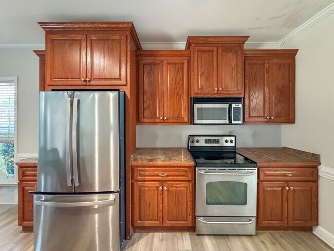 Building Photo - Well-Maintained 4 Bed 2.5 Bath Home with a Pool