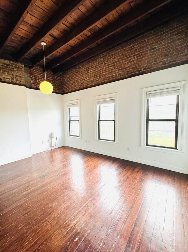 Building Photo - 252 Suydam Ave