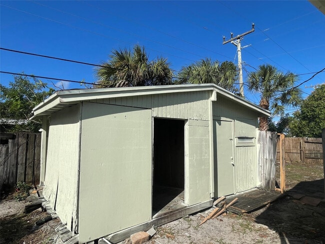 Building Photo - 4541 NE 6th Terrace