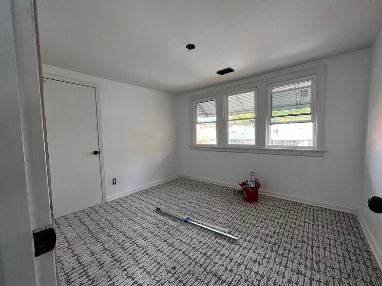 Building Photo - 2416 Sherry Rd