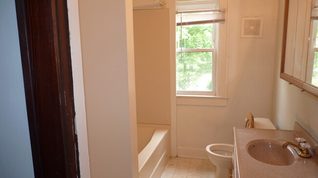 Building Photo - 122 E Tompkins St