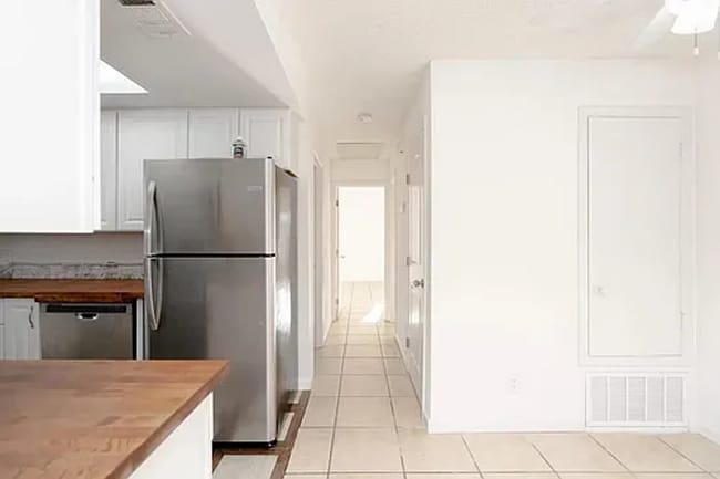Building Photo - Charming 2-Bedroom Apartment with Updated ...