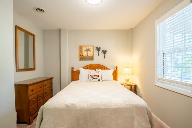 Building Photo - PERFECT OFF-SEASON BEACH GETAWAY