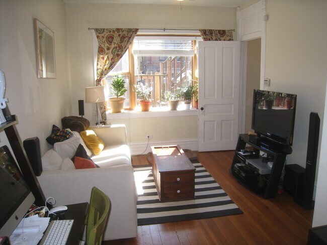 Building Photo - Spacious 1bed in Bucktown!  Central Air, Dishwasher, FREE Laundry & Internet!