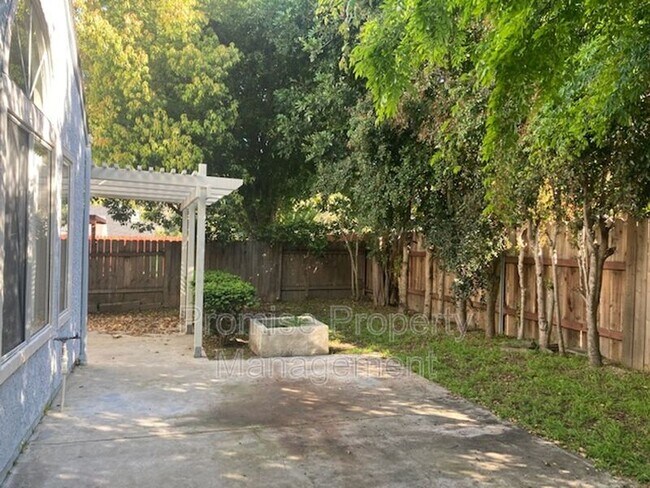 Building Photo - 1744 Calle Platico