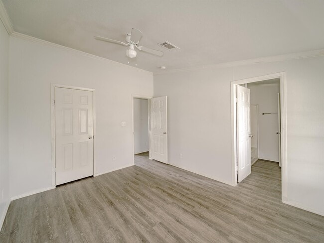 Building Photo - 102 Rolling Glen