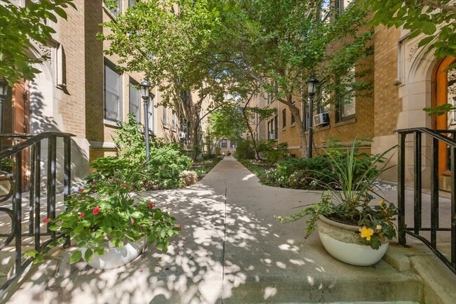 Building Photo - 630 W Waveland Ave