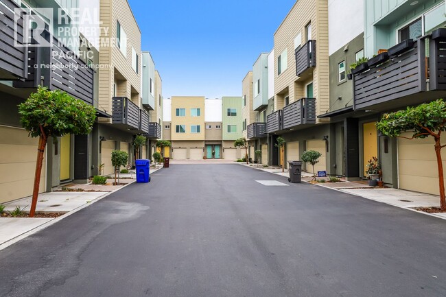 Building Photo - Modern Townhome in Gated West Oakland Comm...