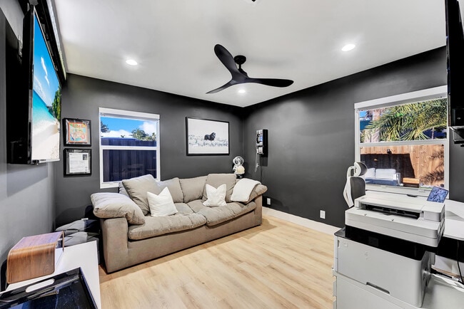 Building Photo - 707 W Boulevard Chatelaine