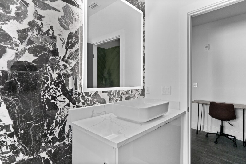 Building Photo - 935 S Howard Ave