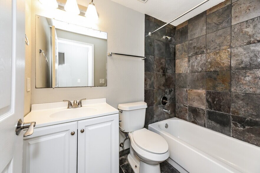 Building Photo - 3013 Hampstead Dr