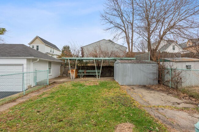 Building Photo - NORWOOD- Cute 2 bedroom 1.5 baths with fenced yard