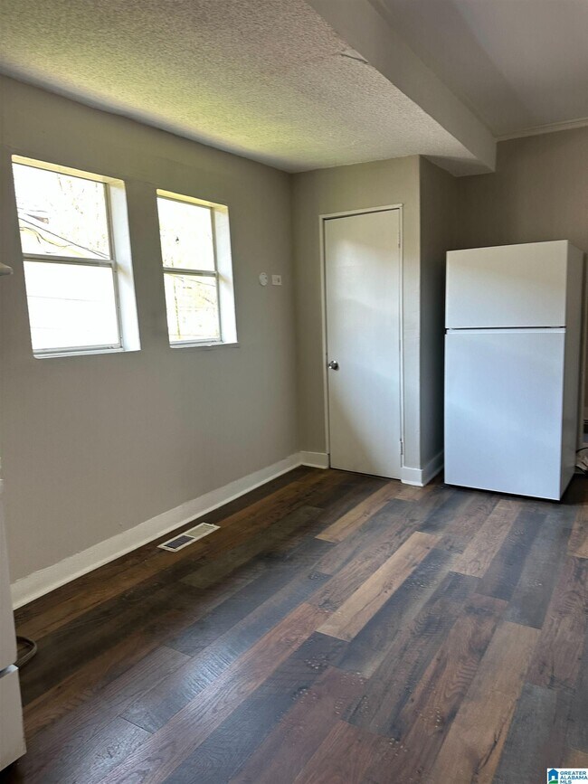 Building Photo - 1304 Avenue G