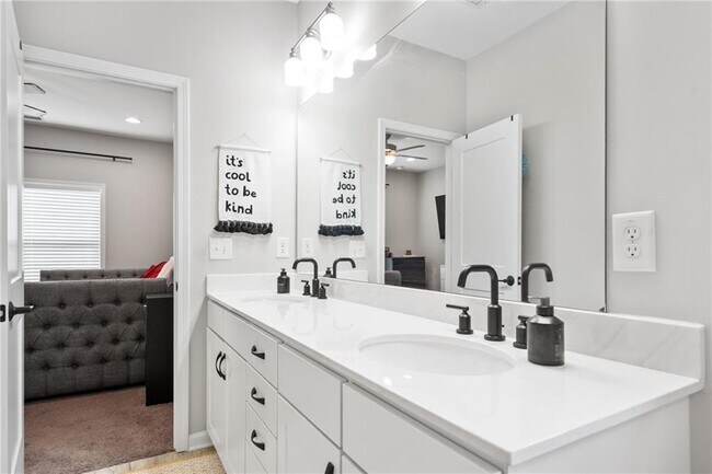 Building Photo - 2047 Drew Dr