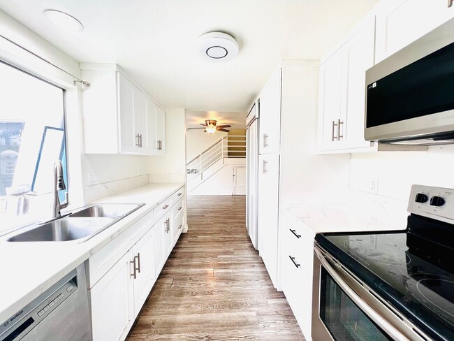 Building Photo - Spacious 3 bedroom 2 bath with attached ga...