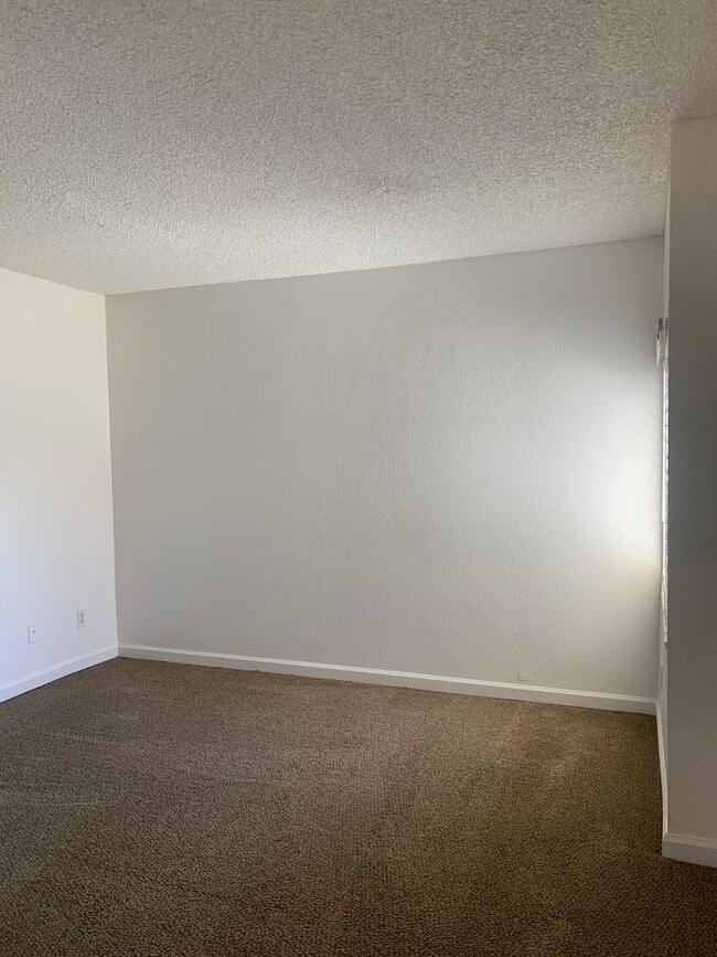 Building Photo - Lovey Townhome In Clovis!