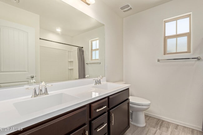 Building Photo - 905 S Canal Dr