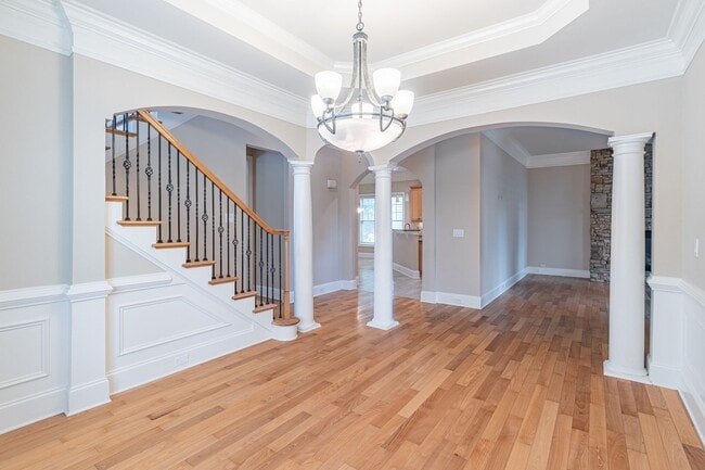 Building Photo - Stunning 4-bedroom, 3.5-bathroom home loca...
