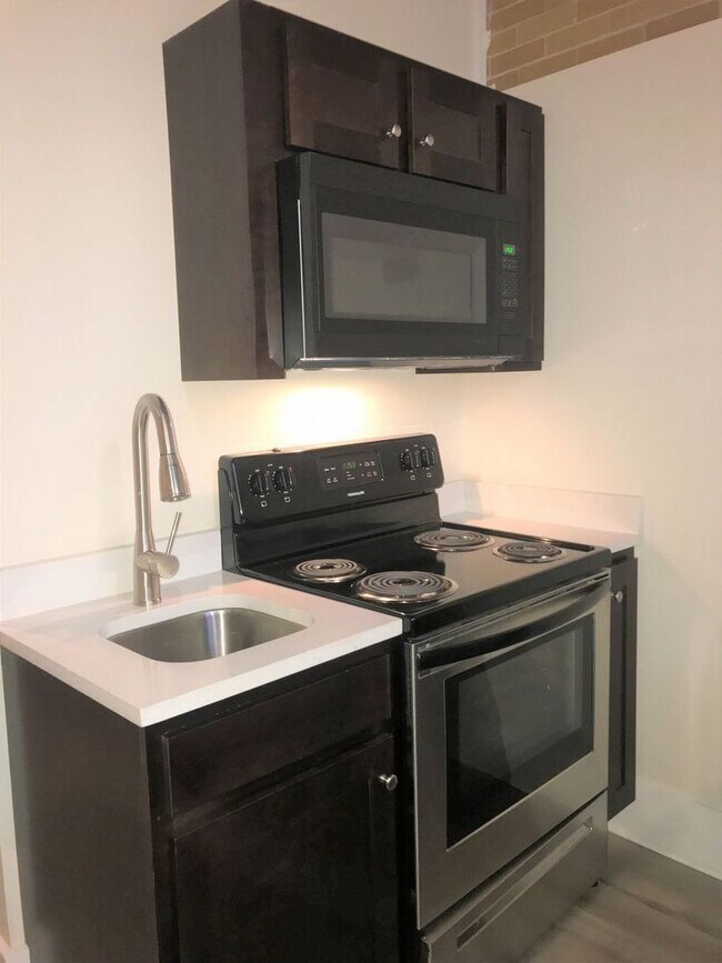 Building Photo - Luxury Location  Convenience