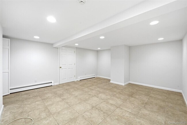 Building Photo - 14 Oak Dr