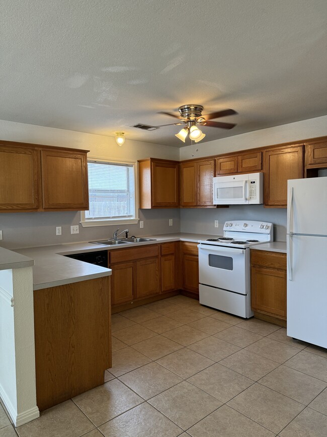 Building Photo - 1621 Rock Hollow Loop