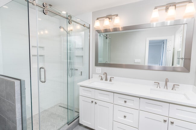 Building Photo - 716 Lanham Pl