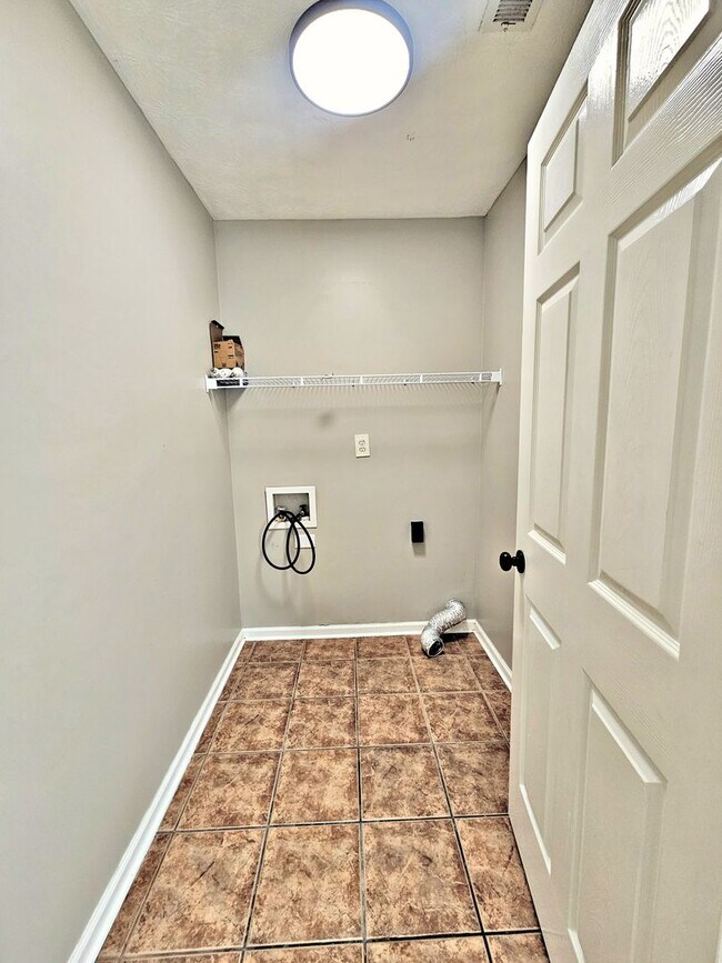 Building Photo - 2402 Harpeth Pl SW