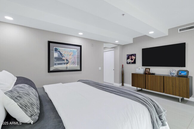 Building Photo - 7137 E Rancho Vista Dr