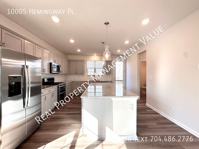 Building Photo - Immaculate townhome with plenty of rooms a...