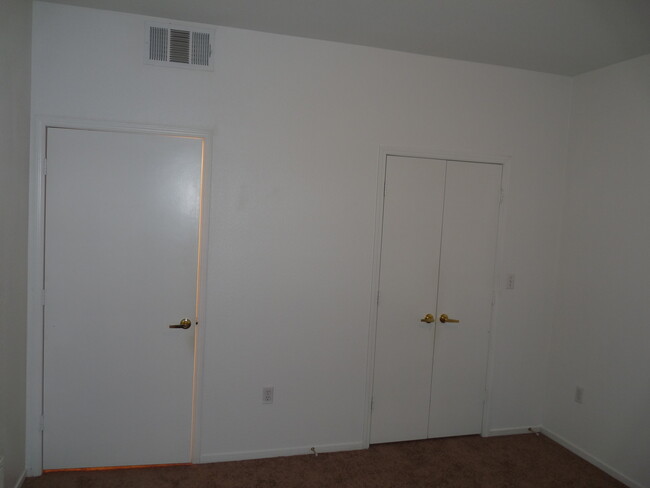 Building Photo - SOUTHWEST 2 BEDROOM, 2 BATH CONDO IN GATED...