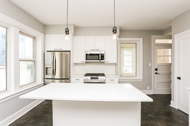 Building Photo - 2208 N Talman Ave