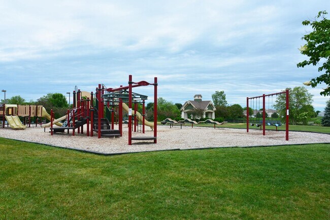 Building Photo - Spacious 4-Bed 3.5-Bath in Blaine - Available 6/10!